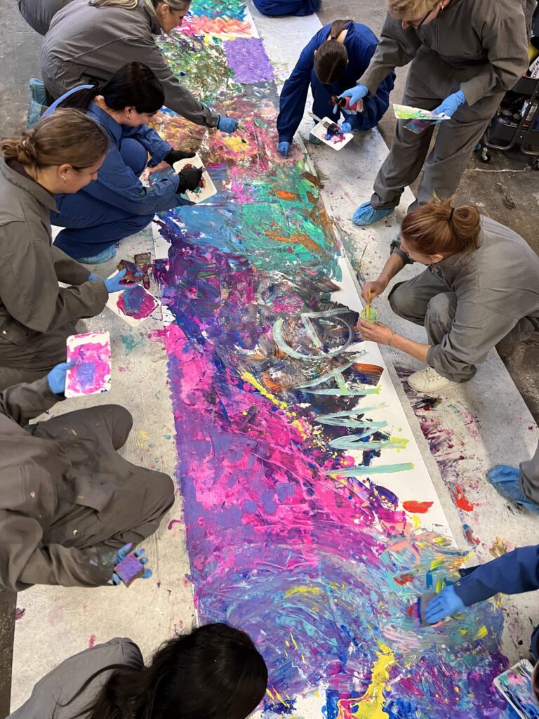 Leute am Malen am Boden mit Händen und Füssen