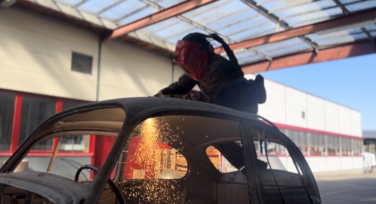 Andrea am VW Käfer plasmaschneiden