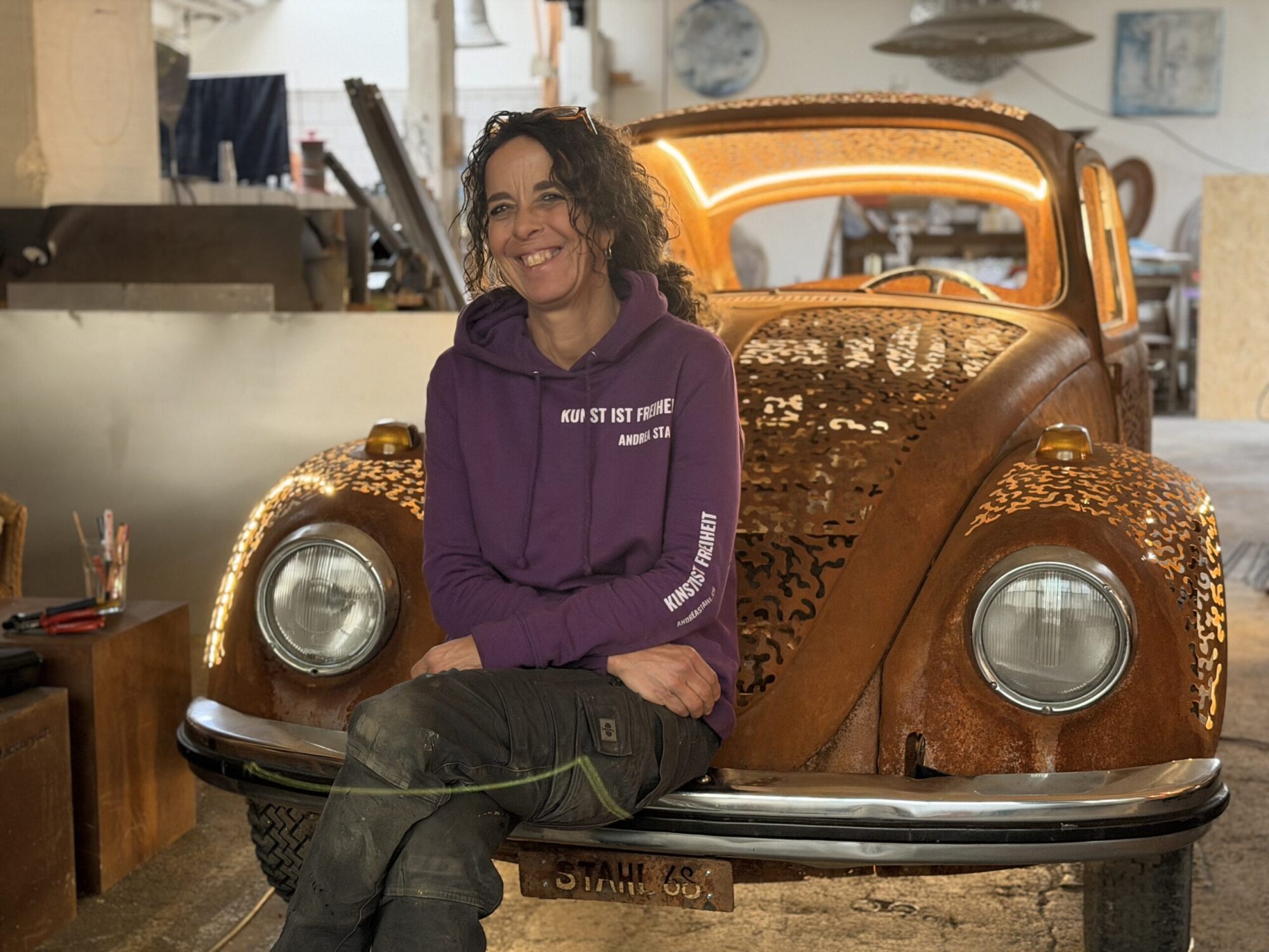 Andrea Stahl sitz im VW Käfer