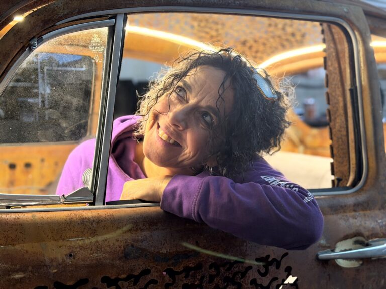 Andrea Stahl sitz im VW Käfer