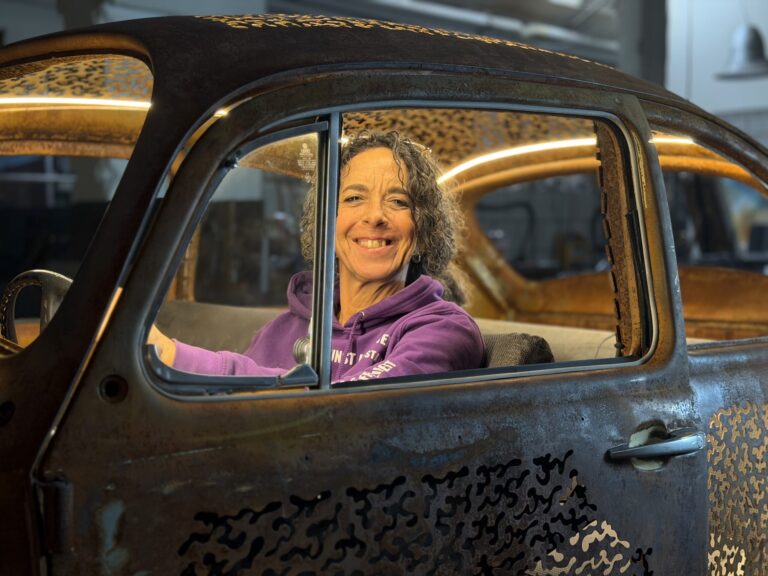 Andrea Stahl sitz im VW Käfer