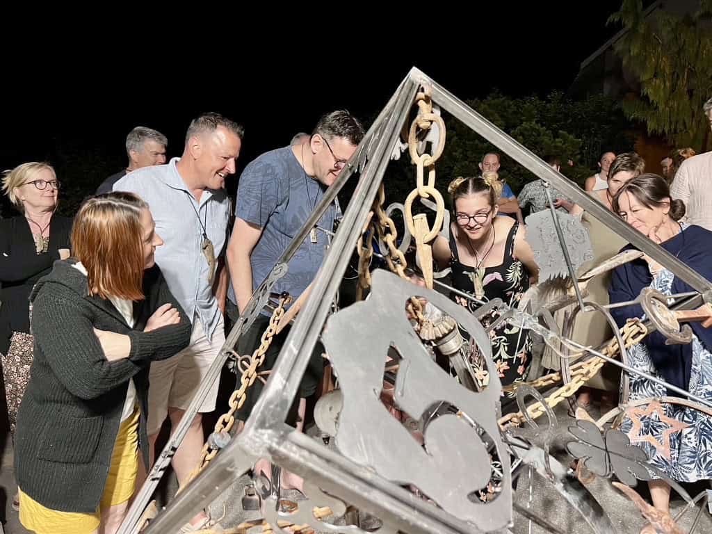 Hochzeit schweissen mit Gästen und Funken in der Werkstatt