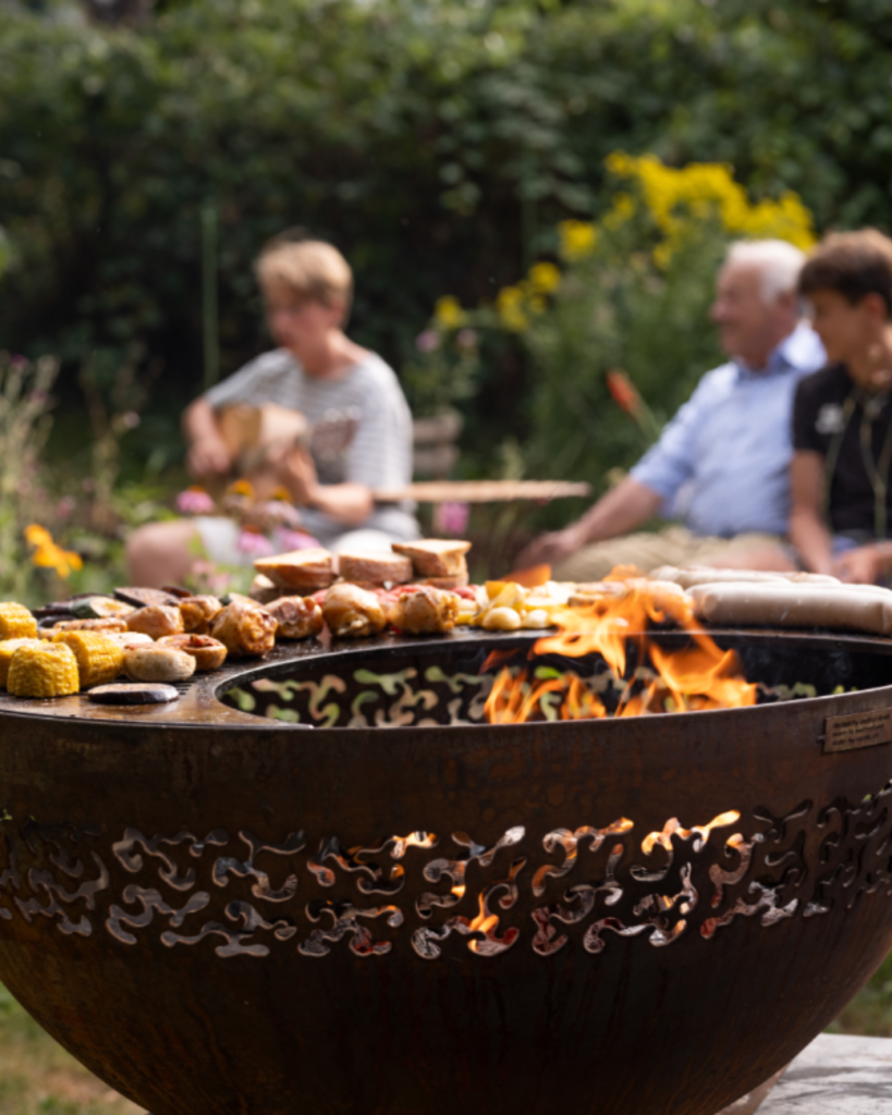 Mezza-Luna Grill steht im Garten mit Menschen