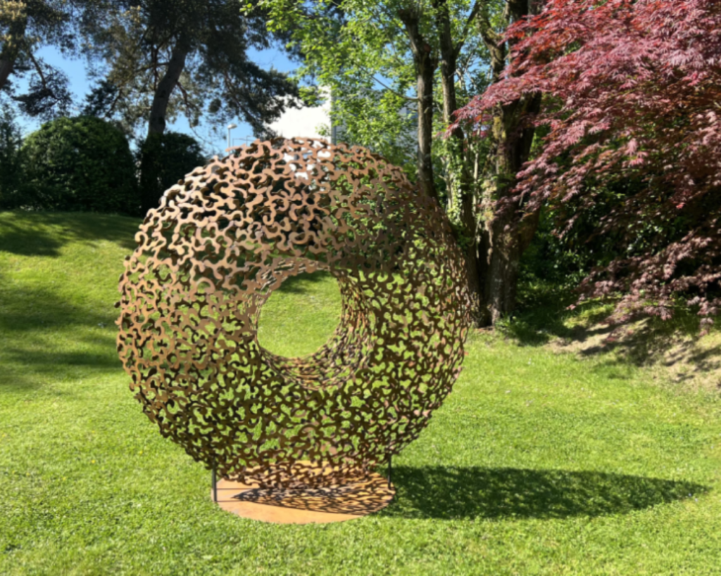 Metall Skulptur mit Ornamenten Durchblick