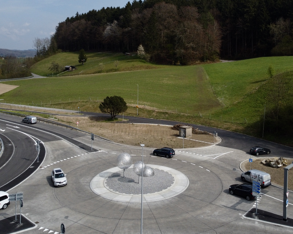 Dagmersellen Kreisel 3 Metallkugeln 2.5 + 3m Durchmesser aus CNS