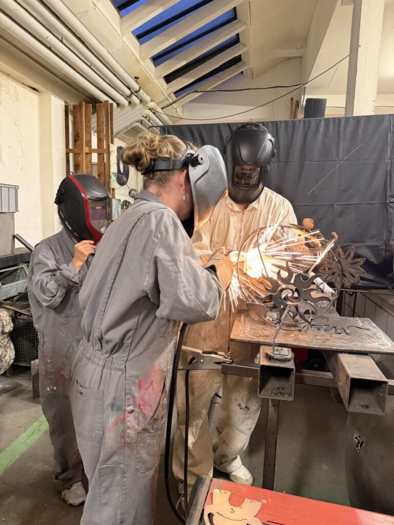 Menschen in Overall Gestalten in Werkstatt