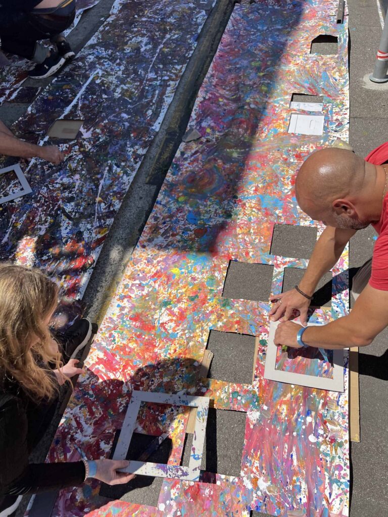Action Painting Mann schneidet Quadrate