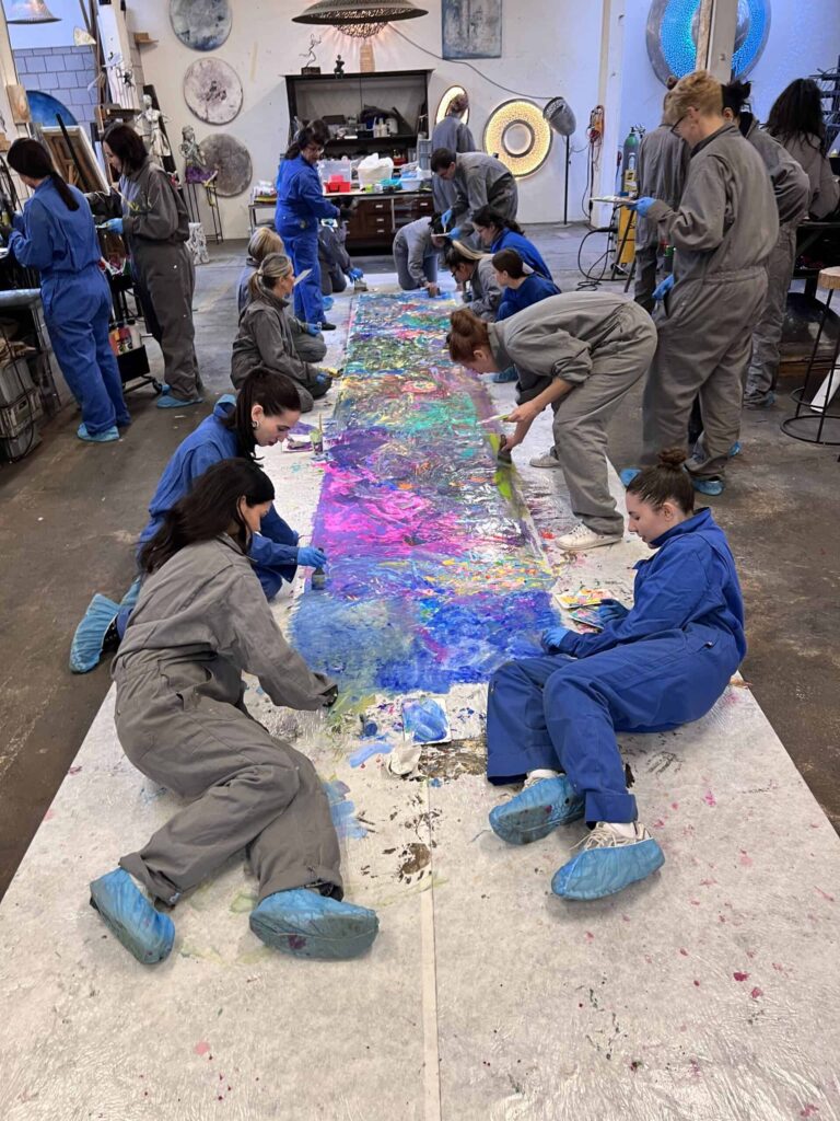 Frauen beim Action Painting am Boden