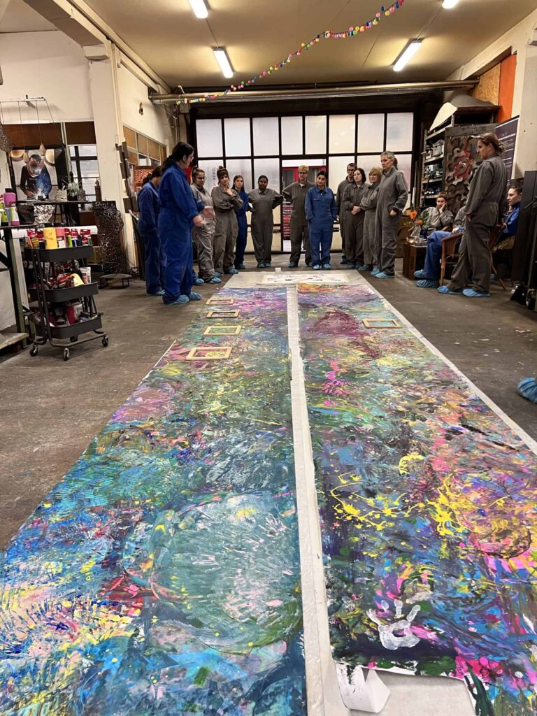 2 Frauen beim Action Painting