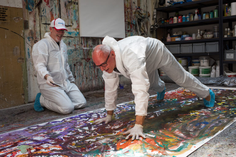 Männer Action Painting am Boden