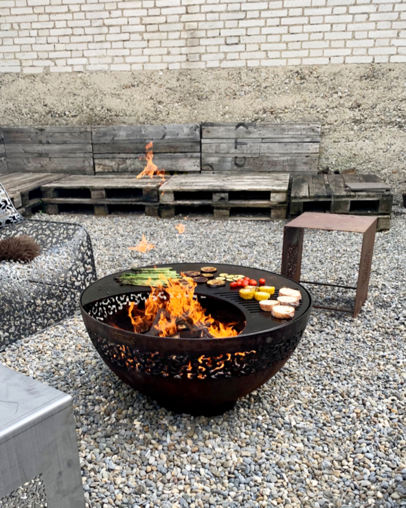 Mezza-Luna Grill steht im Garten