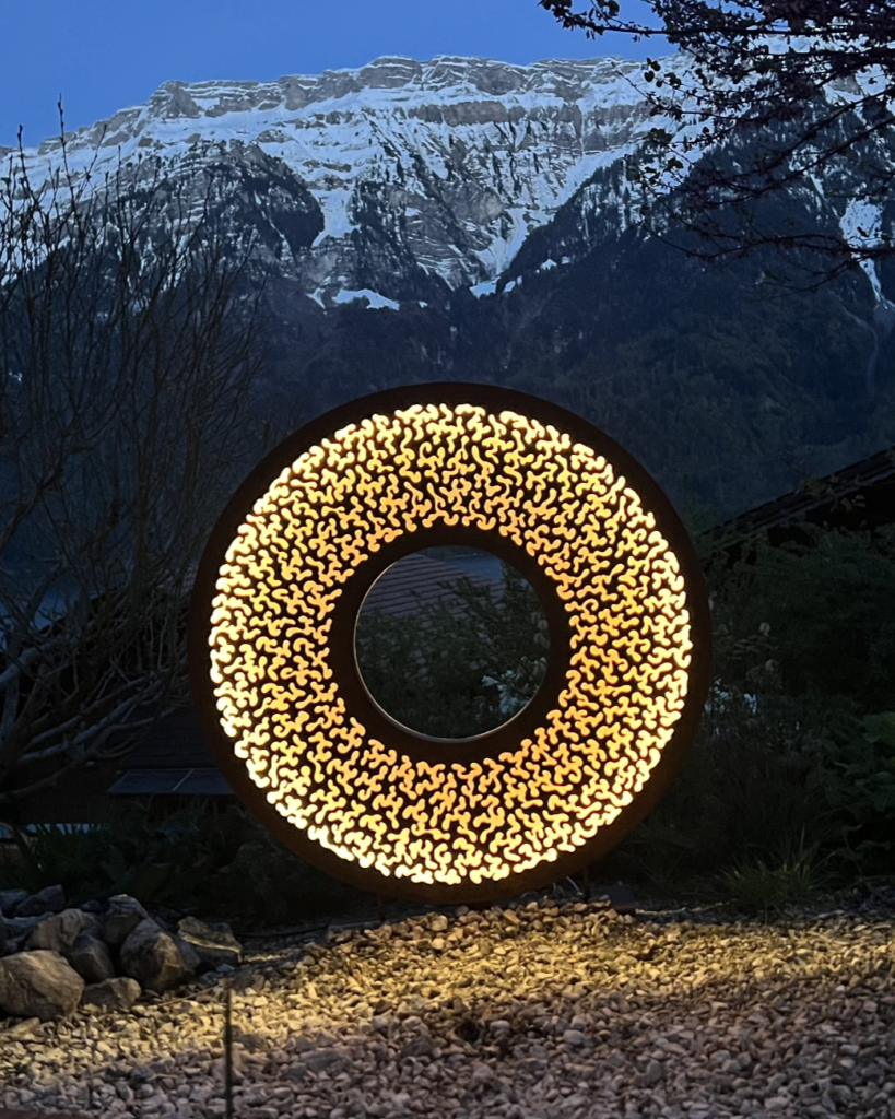 Rondella Leuchte 120cm mit Ornamente steht im Garten