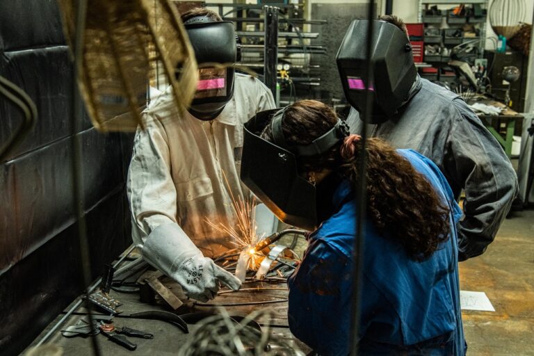 Teamschweissen in der Werkstatt