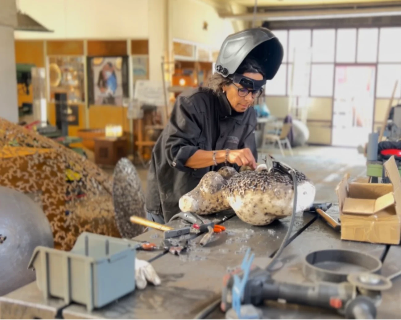 Andrea in Werkstatt am Arbeiten