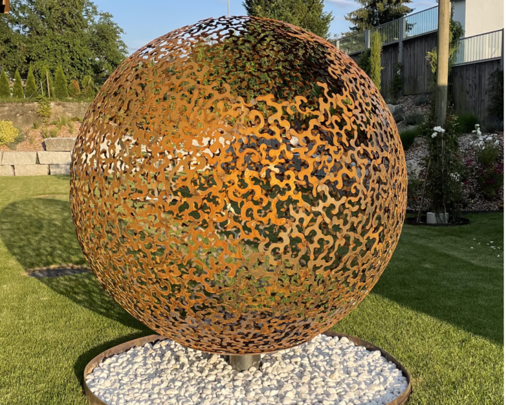 Ornament 2m im Garten