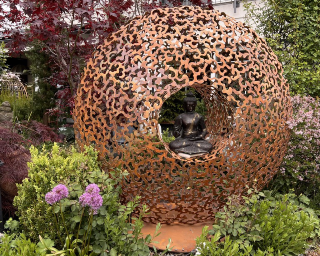 Metall Skulptur mit Ornamenten Durchblick im Garten