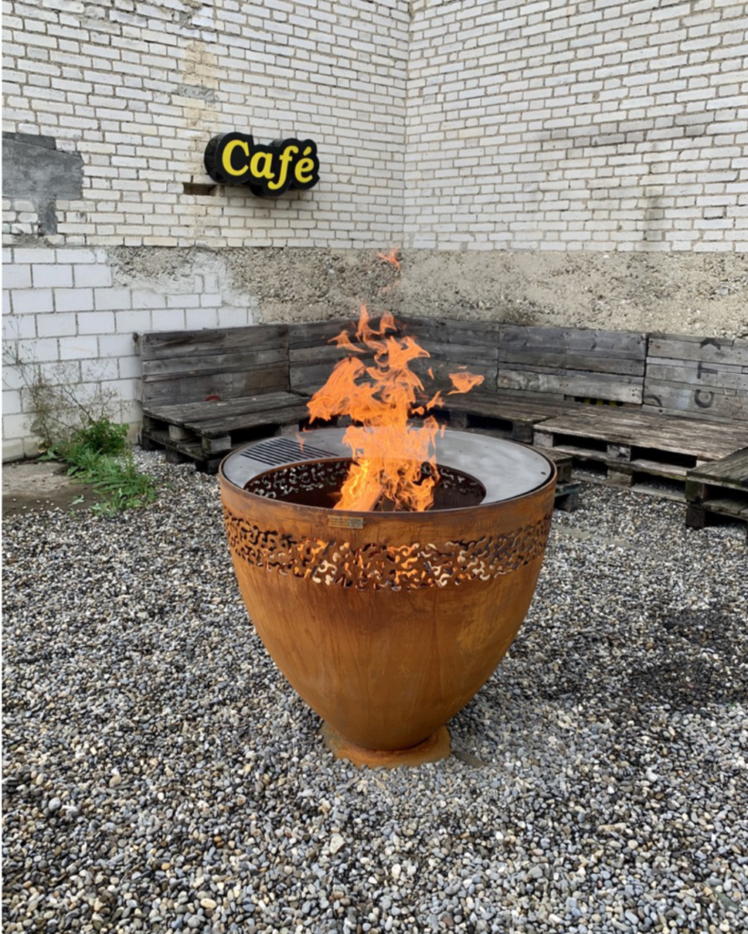 Mezzaluna Grill hoch auf Kies
