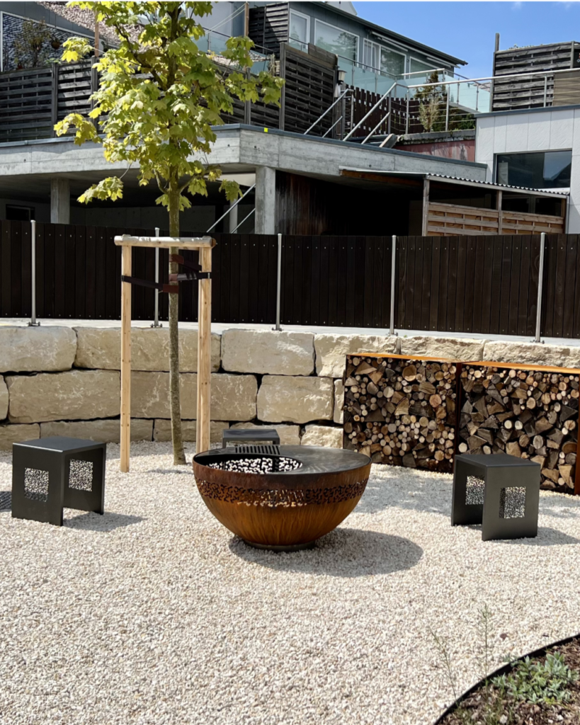 mezza im Garten mit Hocker