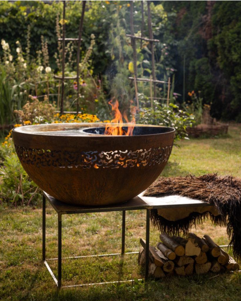 Mezza-Luna Grill steht im Garten mit Gestell