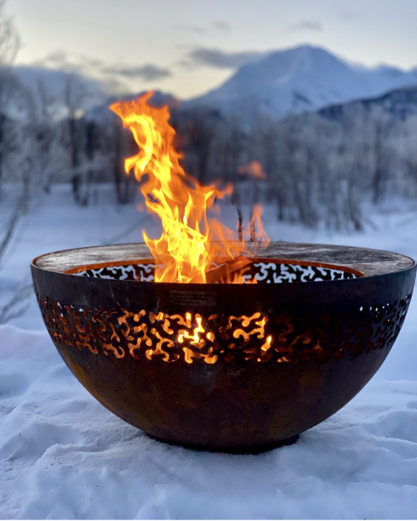 Mezza-Luna Grill mit Feuer im Winter