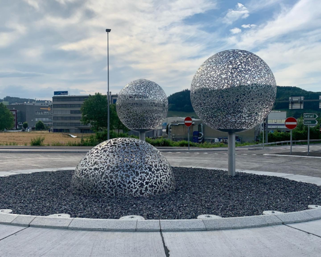 Dagmersellen Kreisel 3 Metallkugeln 2.5 + 3m Durchmesser aus CNS