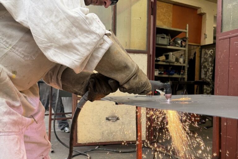 Plasmaschneiden mit Metall