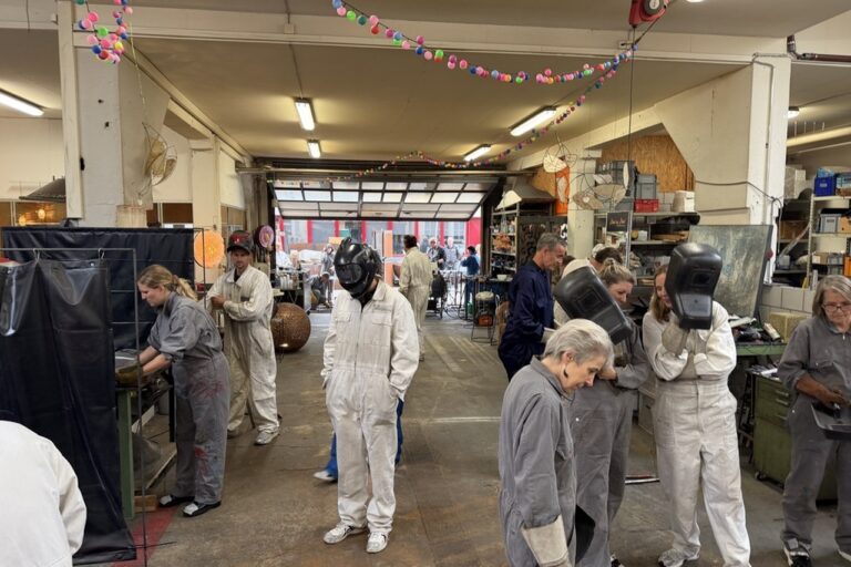 viele Leute in der Werkstatt
