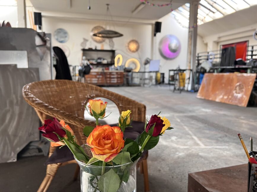 Frau berührt ihr Herz im stillen Moment der Selbstverbindung