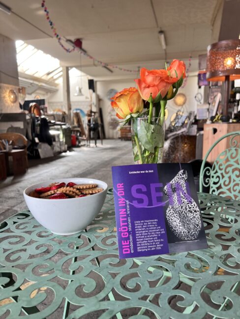 Frau berührt ihr Herz im stillen Moment der Selbstverbindung