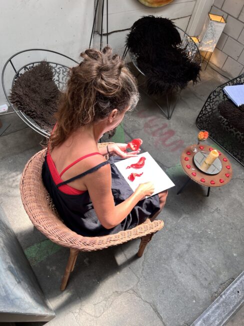 Frau berührt ihr Herz im stillen Moment der Selbstverbindung