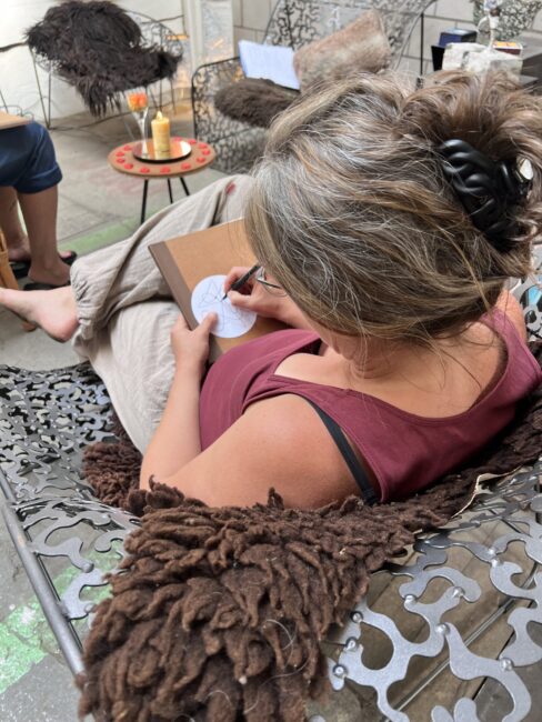 Individuelle Begleitung für Frauen, die Klarheit suchen – durch kreative Prozesse, tiefes Spüren und künstlerisches Arbeiten.