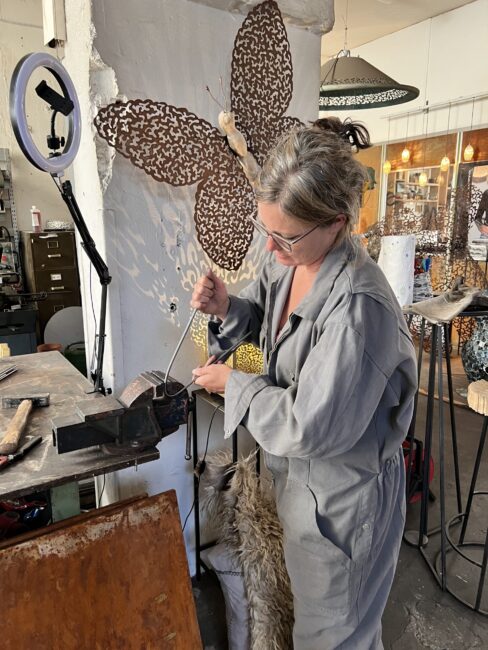 Frau berührt ihr Herz im stillen Moment der Selbstverbindung