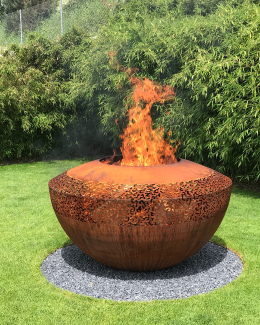 Feuer grande im Garten mit Feuer