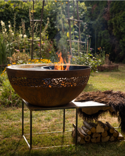 Mezza-Luna Grill steht im Garten mit Gestell